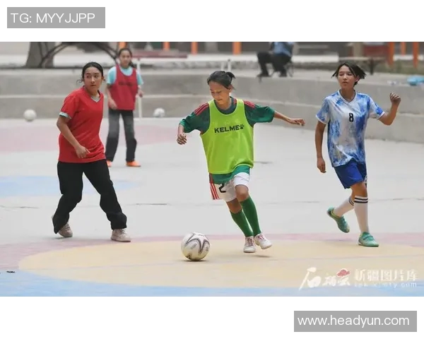 小孩足球明星同框合影高清展示青春活力与梦想追逐